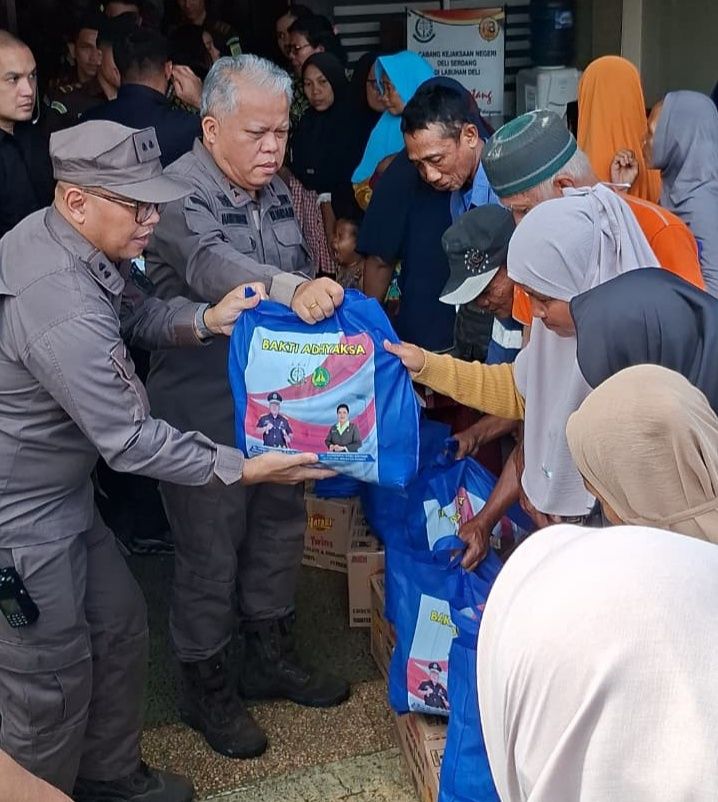 Kejatisu Berikan Sembako Kepada Warga Korban Banjir di Sekitar Kantor Cabjari Labuhan Deli