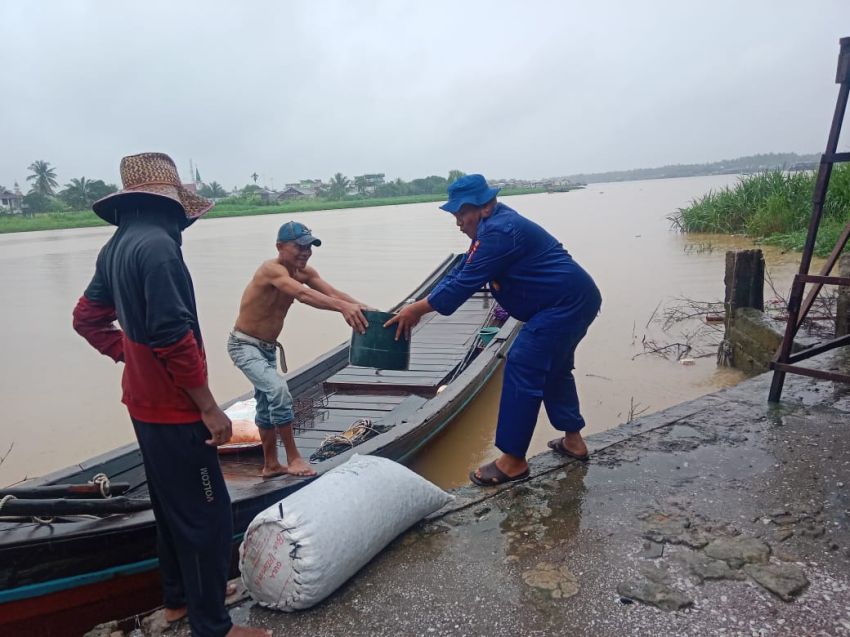 Polisi Humanis: Bripka A.S. Damanik Ringankan Beban Nelayan Kerang di Tanjung Balai