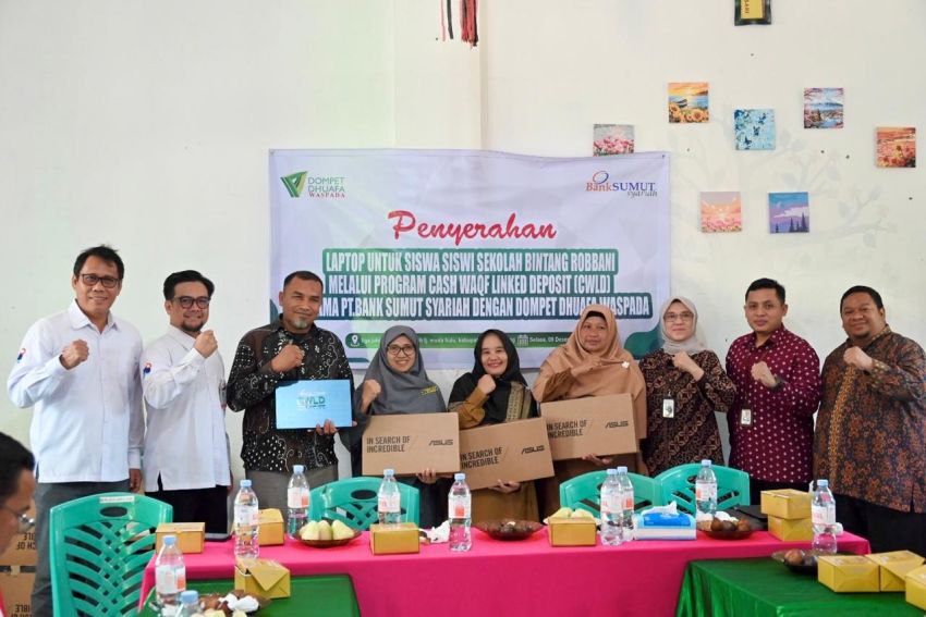 Salurkan Manfaat Program Cash Waqf Linked Deposit, Unit Usaha Syariah Bank Sumut Serahkan Laptop ke Sekolah Bintang Rabbani