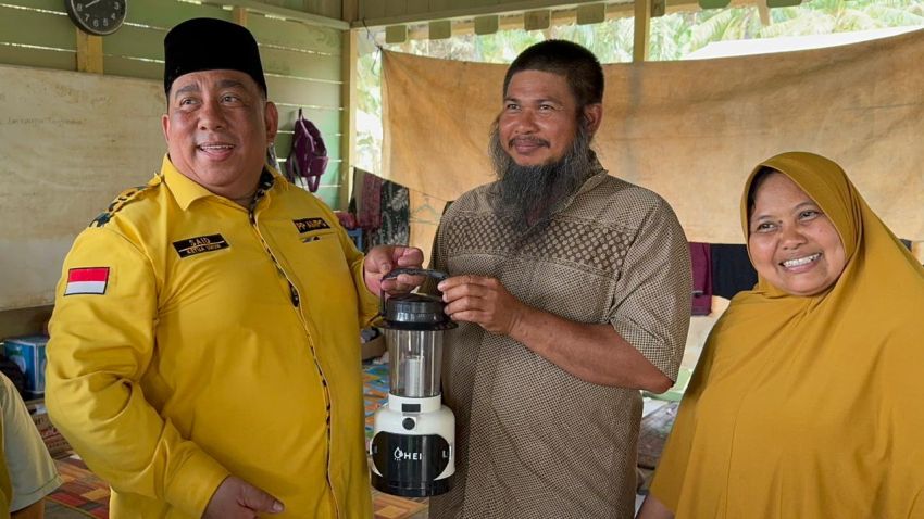 Golkar Bagikan Lampu emergency Untuk Warga Aceh Tamiang