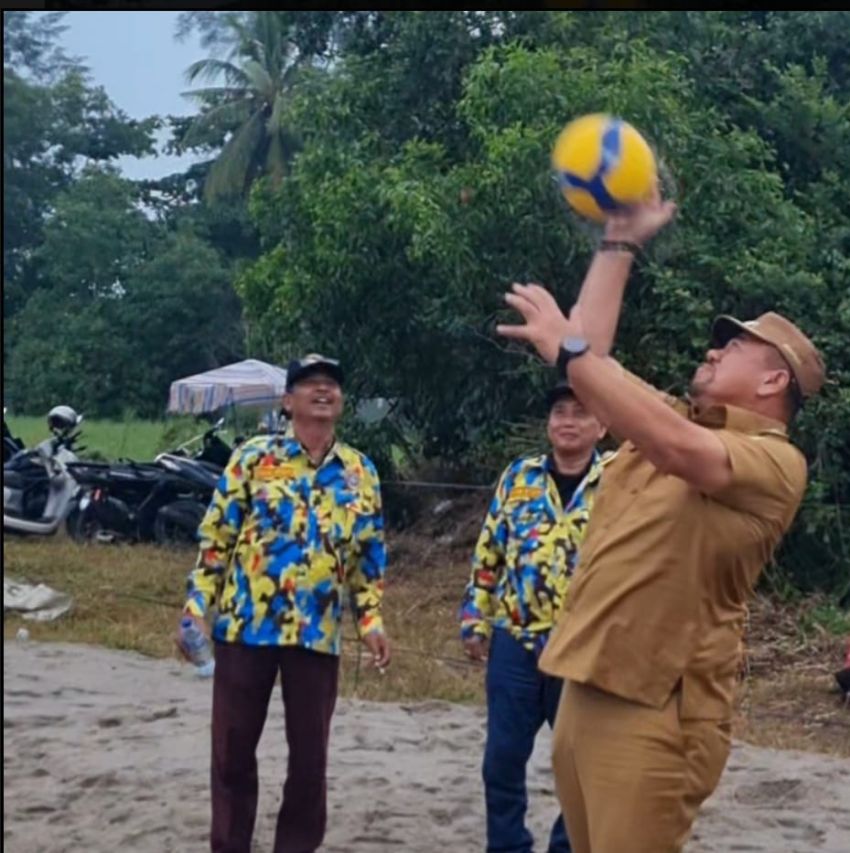 Bahar Siagian Pukul Bola Pertama Turnamen Volly Pantai Gemkara di Pantai Sejarah