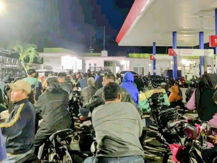Rela Antri Berjam-jam Berburu BBM di SPBU, Diduga Untuk Dijual Kembali Demi Raih Keuntungan
