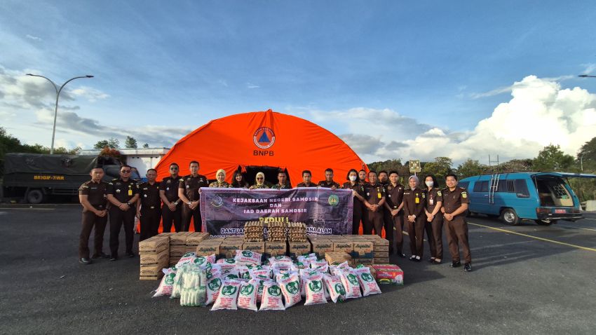 Kejari Samosir Salurkan Bantuan Bagi Korban Banjir dan Tanah Longsor di Taput