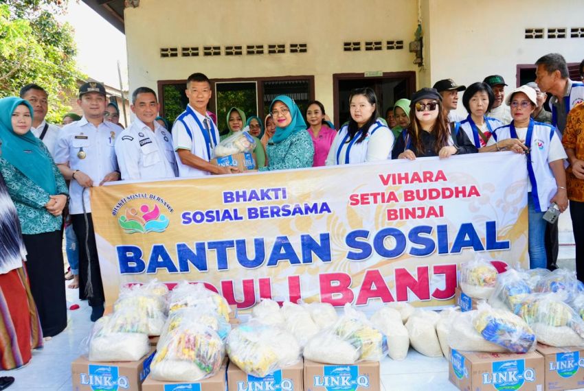 Direktur Keuangan Perum Bulog Dan TP PKK Kota Binjai Serahkan Bantuan untuk Warga Terdampak Banjir