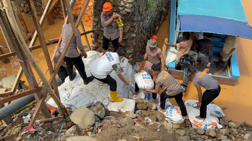 Polda Sumut Berjibaku Bangun Jembatan Darurat di Tapteng, Pulihkan Akses Warga dan Jalinsum