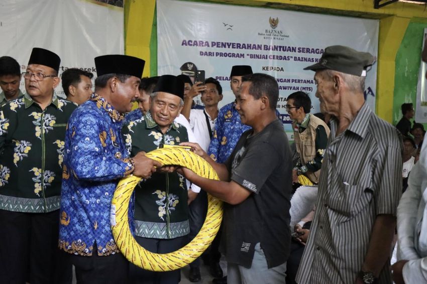 Program &ldquo;Binjai Peduli&rdquo;: Pemko Binjai dan Baznas Beri Bantuan Ban Becak Bagi Penarik Betor