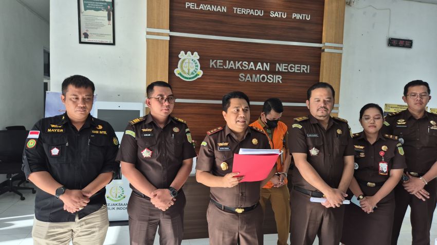 Kejari Samosir Tahan Kepala Dinas Sosial PMD Samosir Dugaan Korupsi Bantuan Bencana Alam