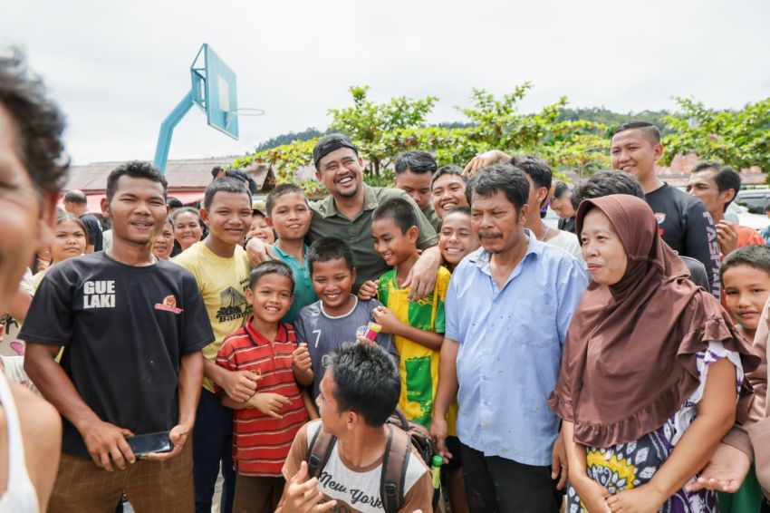 Bobby Nasution Terobos Daerah Banjir dan Longsor Parah di Tapteng, Salurkan Bantuan Logistik, Air Bersih dan Internet