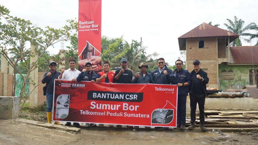 Telkomsel Salurkan 100 Genset, 500 Alat Komunikasi dan 33 Sumur Bor untuk Pulihkan Sumatra