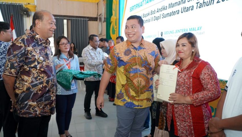 Bupati Langkat Syah Afandin Serahkan 230 Sertifikat Tanah Program PTSL