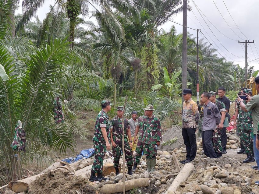 Sekda Langkat Wakili Bupati Dampingi Pangdam I/BB Tinjau Jembatan Terdampak Banjir