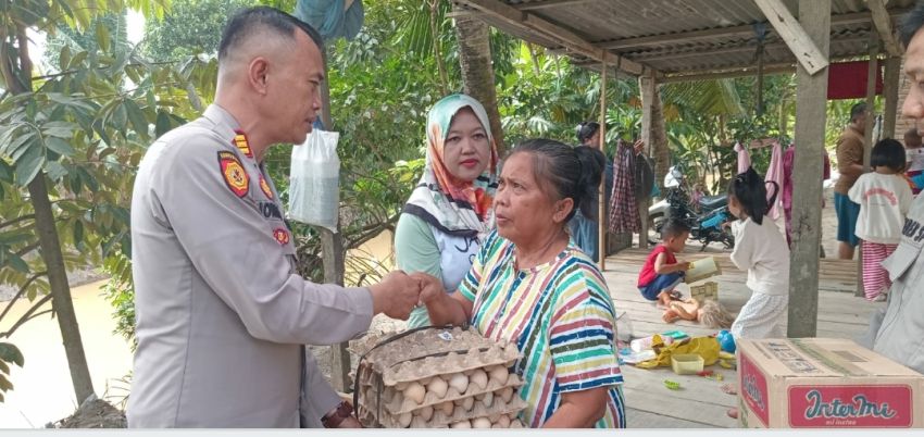 Kapolsek Tanjung Morawa Pimpin Gotong Royong Pembuatan Tanggul Sungai dan Bantu Sembako Kepada Masyarakat