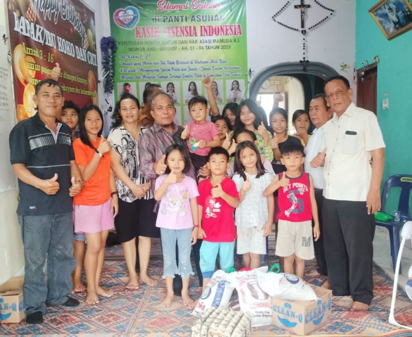 Diawali Makan Siang Bersama Anak Panti Asuhan, Panitia Natal PMPHI Sumut Gelar Baksos