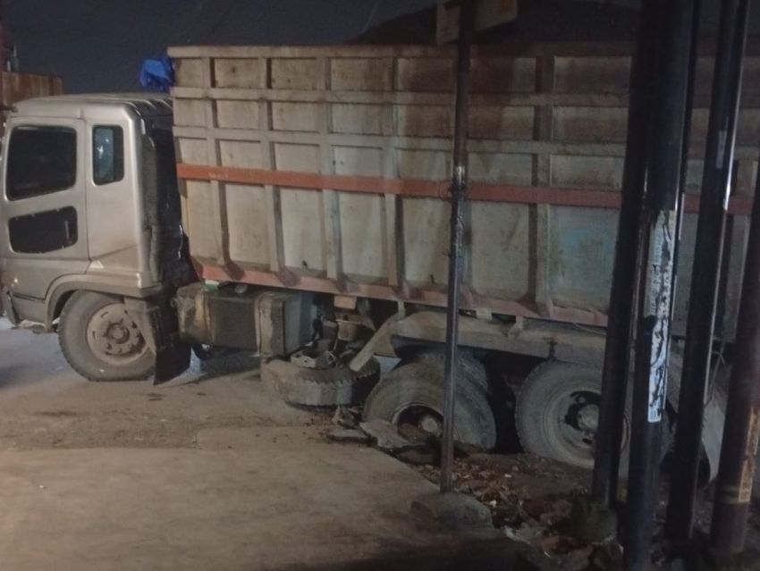 Truk Bermuatan Pasir Hancurkan Dua Parit di Jalan Cenderawasih Perumnas Mandala