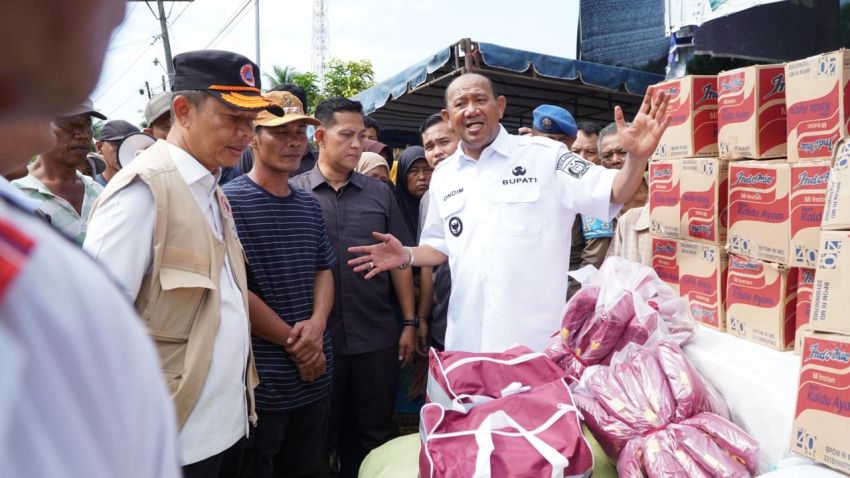 Lewat Jalan Darat Dan Telusuri Laut, Bupati Langkat Bantu Korban Banjir