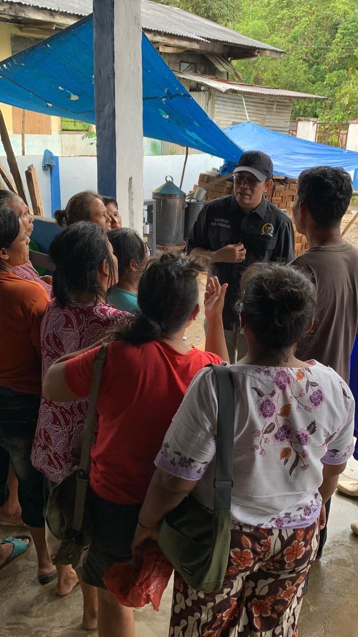 Anggota DPD Penrad Siagian Salurkan Bantuan untuk Warga Sitahuis yang Masih Terisolasi Pasca-Bencana