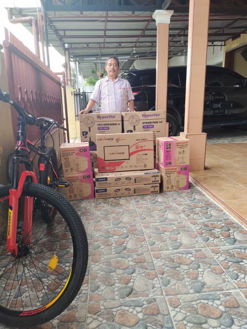 Maruli Siahaan Berikan Door Frize Perayaan Natal Ama-Ina HKBP Perumnas Simalingkar B