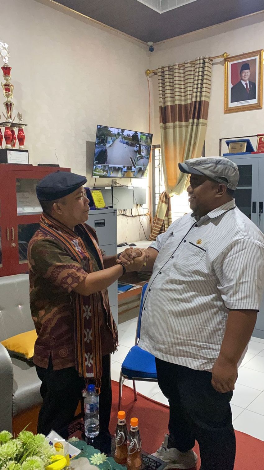 Akademisi Unimed Dr. Dion Sihombing Sambangi SMAN 1 Tiga Panah, Sampaikan Ucapan Selamat kepada Kepala Sekolah Baru