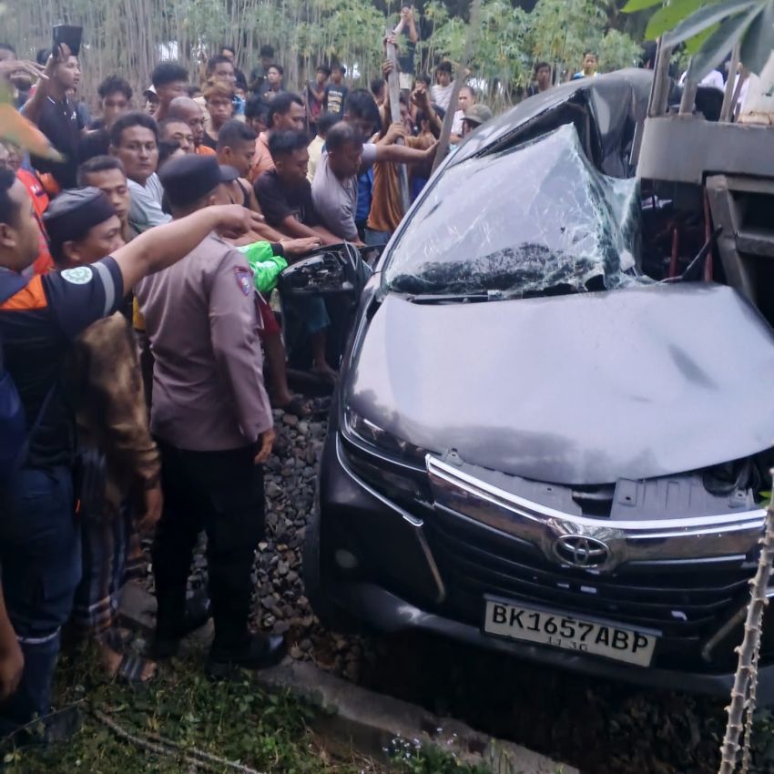 Avanza Tertabrak Kereta Api, 8 Orang Tewas 1 Kritis