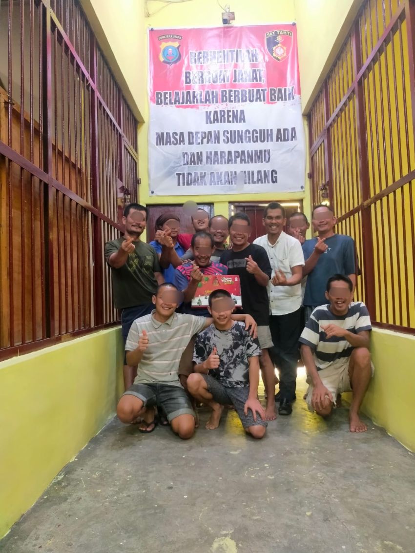 Pembinaan Psikologis, Polres Samosir Fasilitasi Nonton Bareng Bersama Tahanan