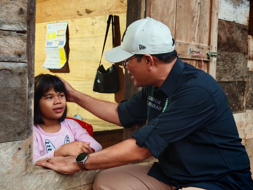 Serahkan Sembako dan Perlengkapan Sekolah, Anggota DPD Penrad Siagian Kembali Turun Bantu Korban Bencana Tapanuli Raya