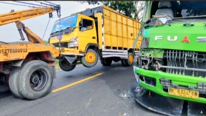 Truk Colt Diesel dan Truk Fuso Terlibat Tubrukan di Jalinsum Batu Bara, Pengemudi Colt Diesel Melarikan Diri