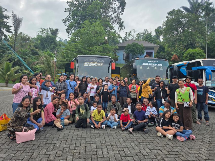 Anggota DPR RI Maruli Siahaan Fasilitasi dan Berangkatkan Rombongan HKBP Sion Wisata Rohani&Bona Taon ke Sibolangit