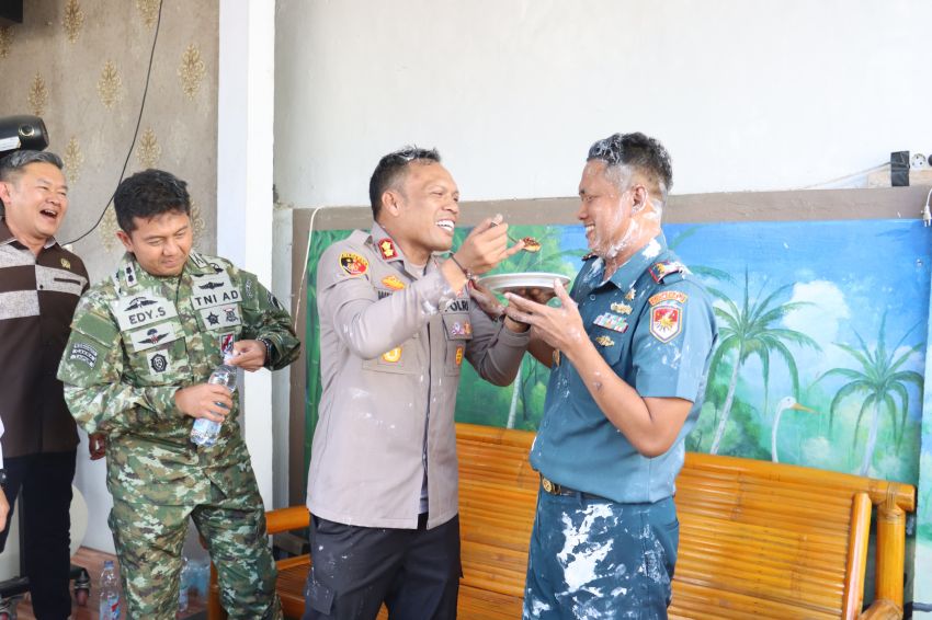 Pererat Sinergitas, Kapolres Tanjungbalai Berikan Kejutan Ulang Tahun kepada Danlanal TBA