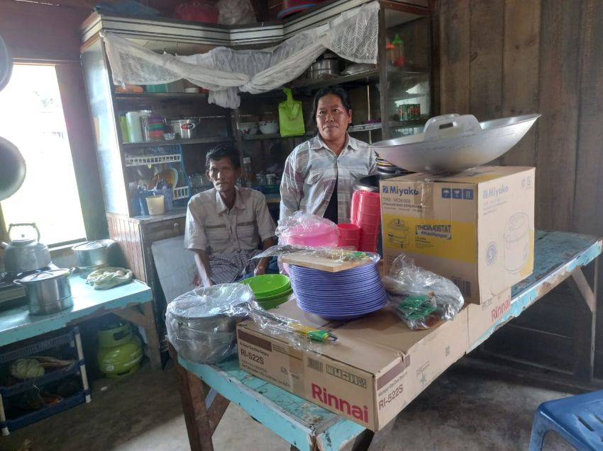 Warga Penerima Bantuan Peralatan Rumah Tangga Terharu dan Senang