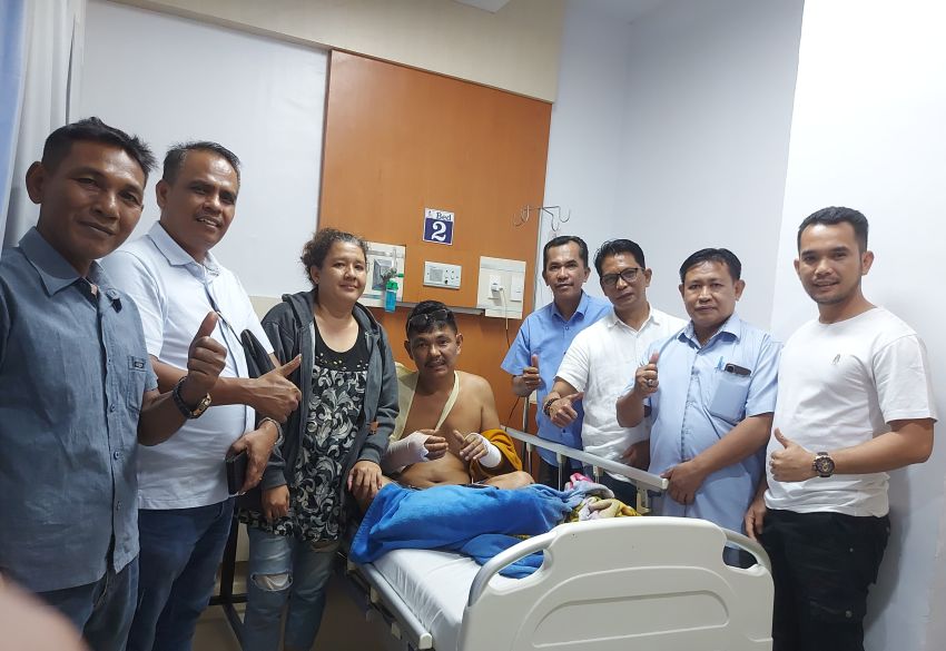 Tim Rumah Aspirasi Maruli Siahaan Jenguk Anggotanya Laka Lantas di Rumah Sakit