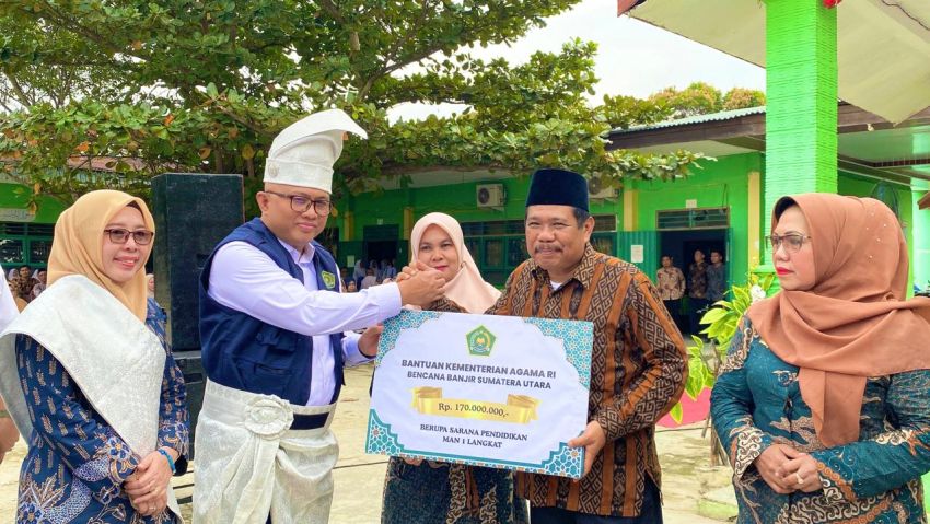 Sesditjen Pendis dan Direktur KSKK Kemenag RI Salurkan Bantuan Pasca Bencana Banjir di MAN 1 Langkat