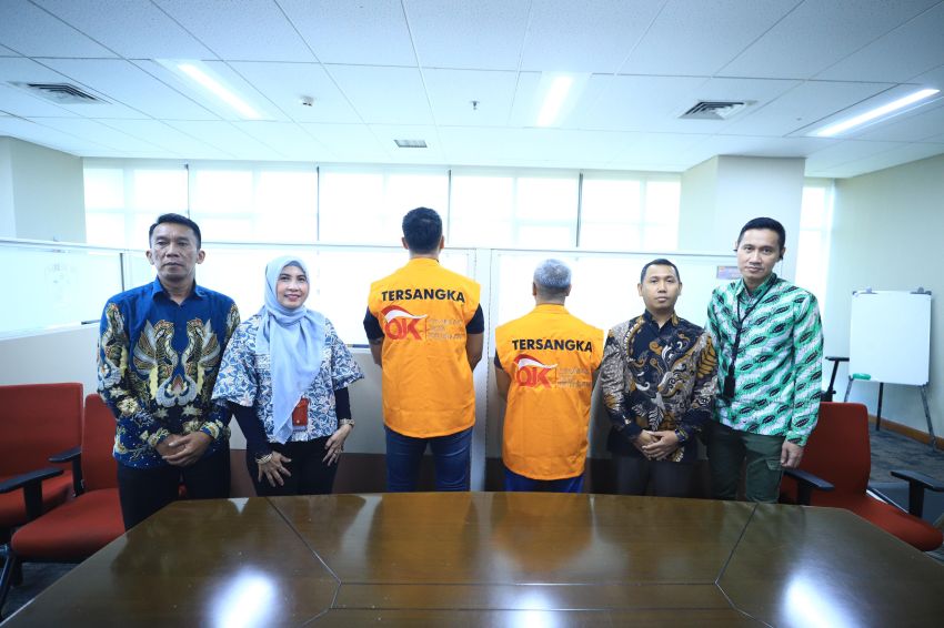 OJK Serahkan 2 Tersangka Tindak Pidana Jasa Keuangan ke Kejaksaan
