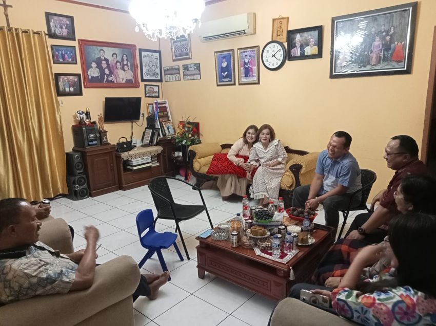 Anggota DPR RI Maruli Siahaan Sambut Para Tamu Tahun Baruan