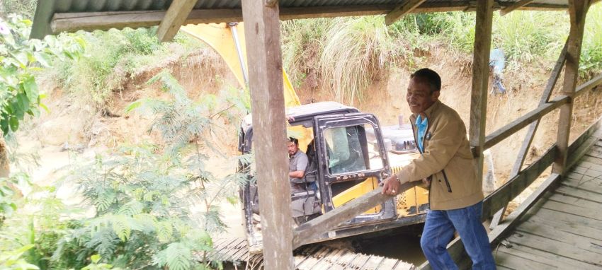 Peduli Lingkungan, Pengusaha Tolkit Turunkan Escavator Gratis Normalisasi Sungai Siborgung