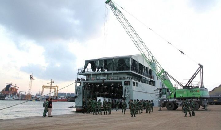 Bantuan Logistik TNI AD Dikirim Melalui Pelabuhan Belawan Menuju Tapteng