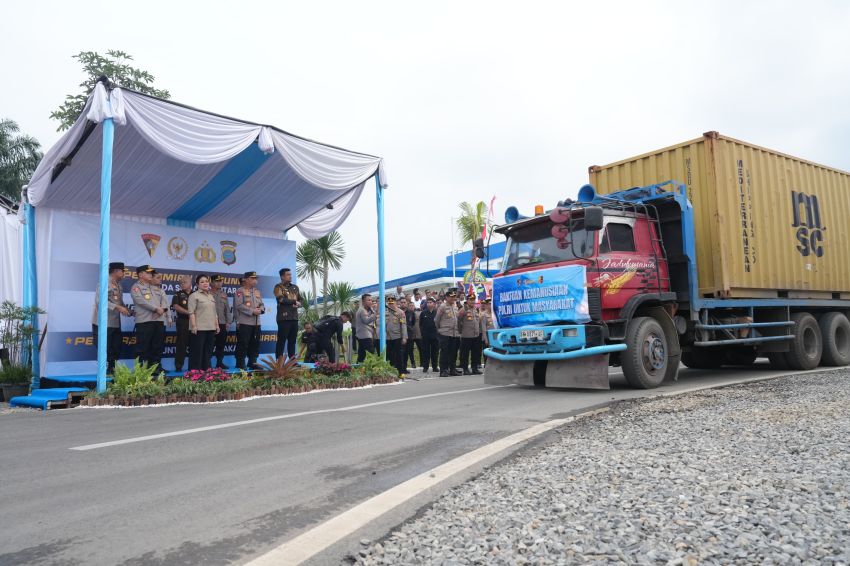 Lepas 22 Kontainer, Kapolri Pastikan Bantuan Terdistribusi Merata hingga Wilayah Terdampak Terpencil