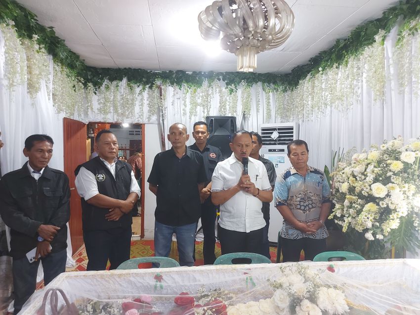 Anggota DPR RI Dr Maruli Siahaan Melayat Anggota PPSD Siahaan Sektor 34 dan Tim Relawan Palito