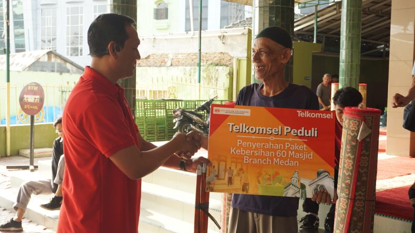 Sambut Ramadan, Telkomsel Bersihkan dan Bantu Fasilitas Kebersihan 60 Masjid di Medan dan Sekitarnya