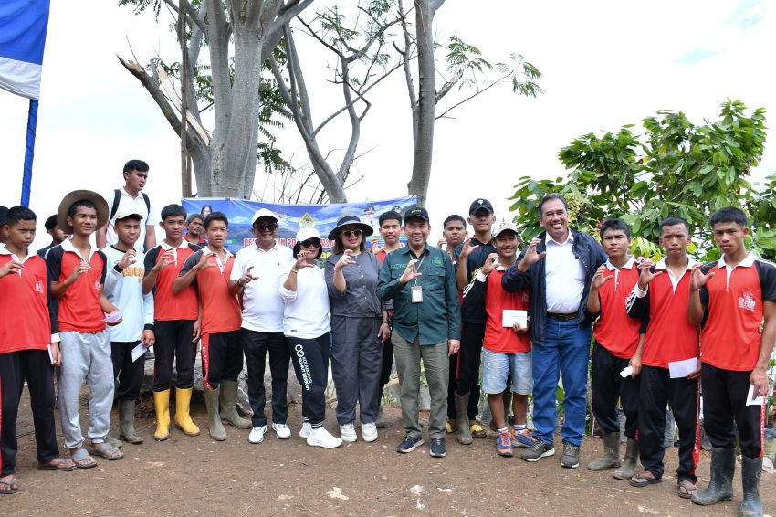 Wabup Samosir Bersama Komite DPD RI dan BPT Caldera UNESCO Global Geopark Tanam Pohon di Lereng Gunung Pusuk Buhit