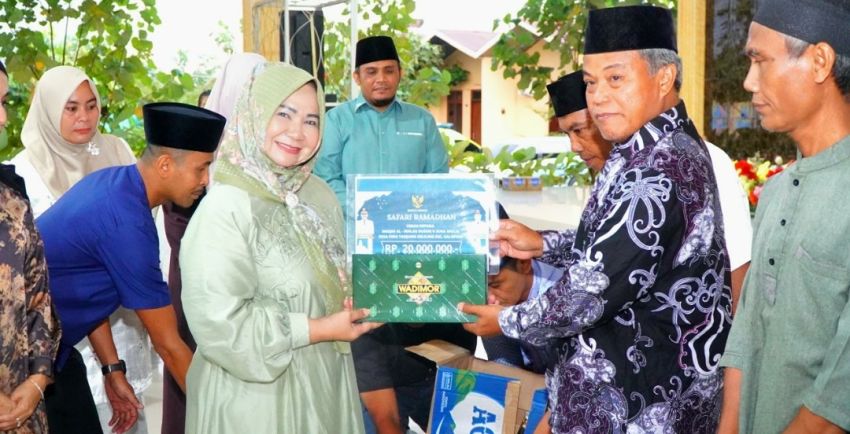 Wabup Langkat Tiorita Pimpin Safari Ramadhan di Salapian, Serahkan Hibah 40 Juta untuk Dua Masjid
