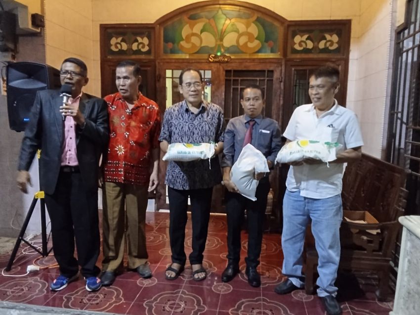 Anggota DPR RI Maruli Siahaan Beri Bantuan Beras Kepada STM Saroha Terdampak Banjir