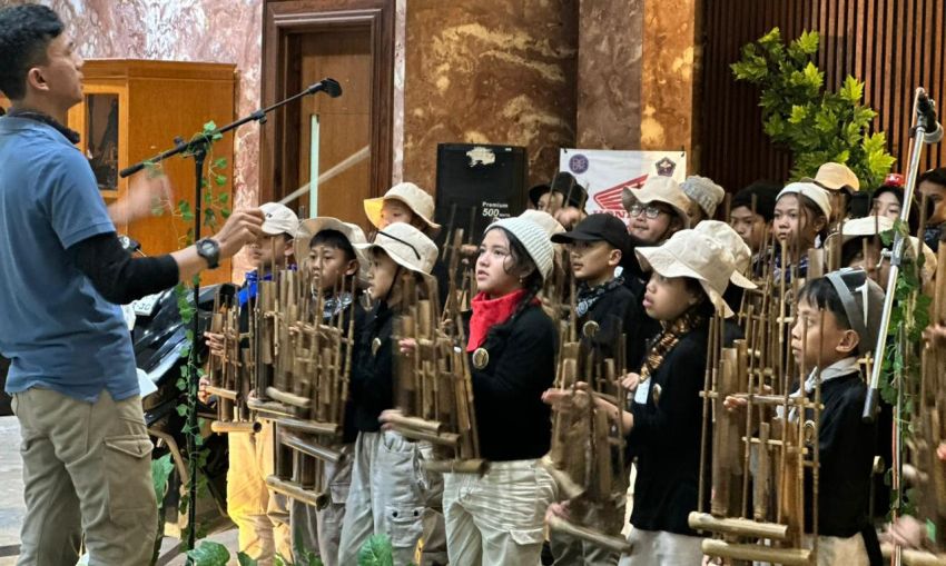 Nenek 83 Tahun Berkompetisi di Pasanggiri Angklung AHM
