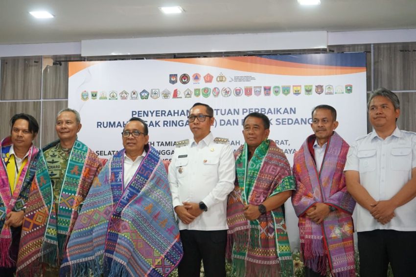 Menko PMK Serahkan Bantuan Stimulan Rumah Rusak Ringan dan Sedang di Tapanuli Utara