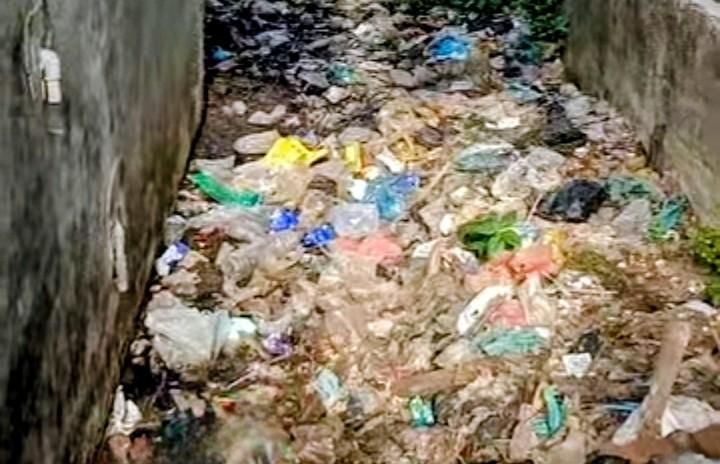 Retribusi Dikutip, Sampah Berserakan dan Sumbat Parit