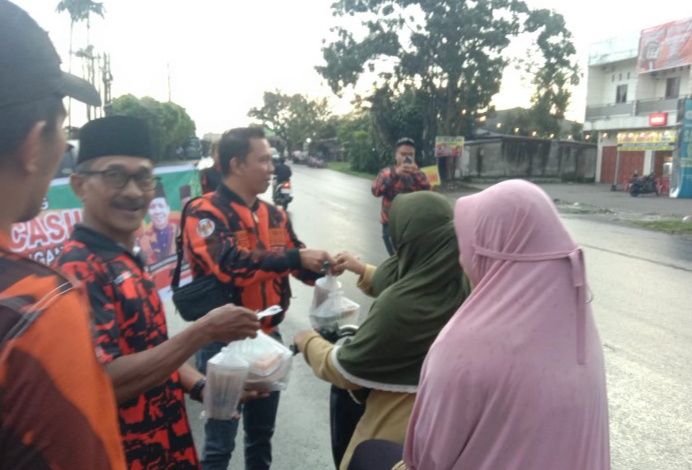 PAC Pemuda Pancasila Medan Tuntungan Berbagi Takjil Di Simpang Selayang