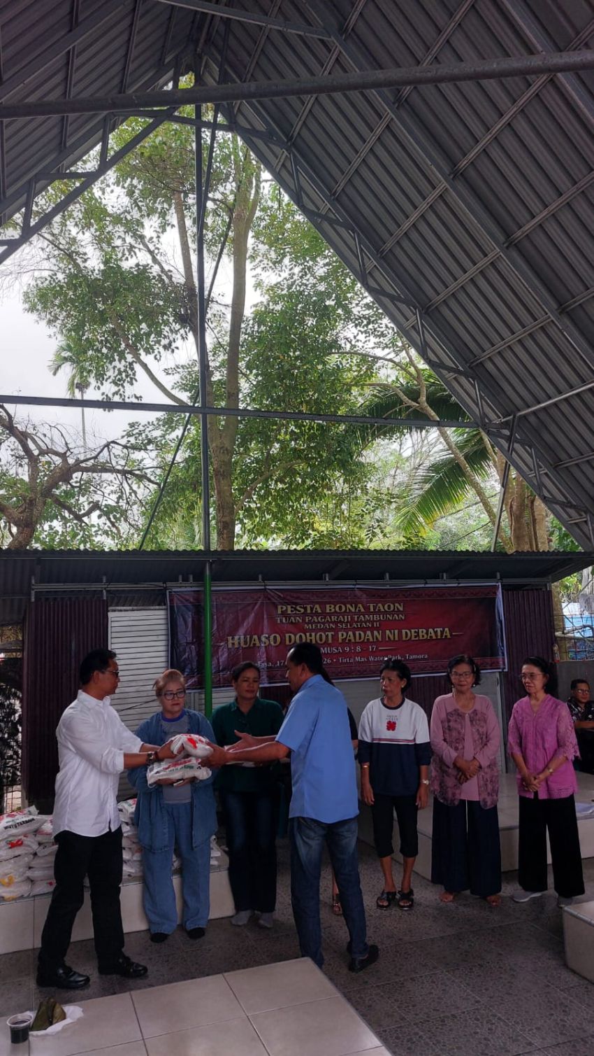 Anggota DPR RI Dr Maruli Siahaan Berikan Tali Kasih Kepada Pomparan Tuan Pagaraji Medan Selatan II