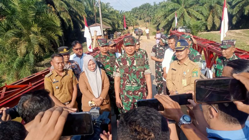 Sempat Lumpuh Diterjang Banjir, Akses Tiga Desa di Langkat Kembali Terhubung Berkat Sinergi TNI dan PTPN IV Palmco