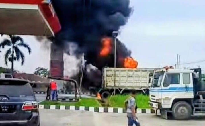 Minibus Terbakar di SPBU Pakam Raya Acces Road Inalum &lrm;