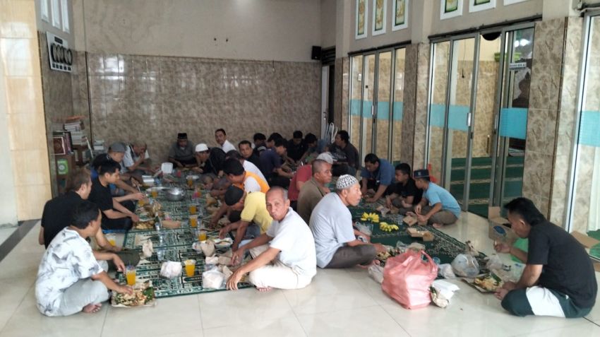 BKM Masjid Ar Ridha Perumnas Mandala Gotroy Bersihkan Masjid
