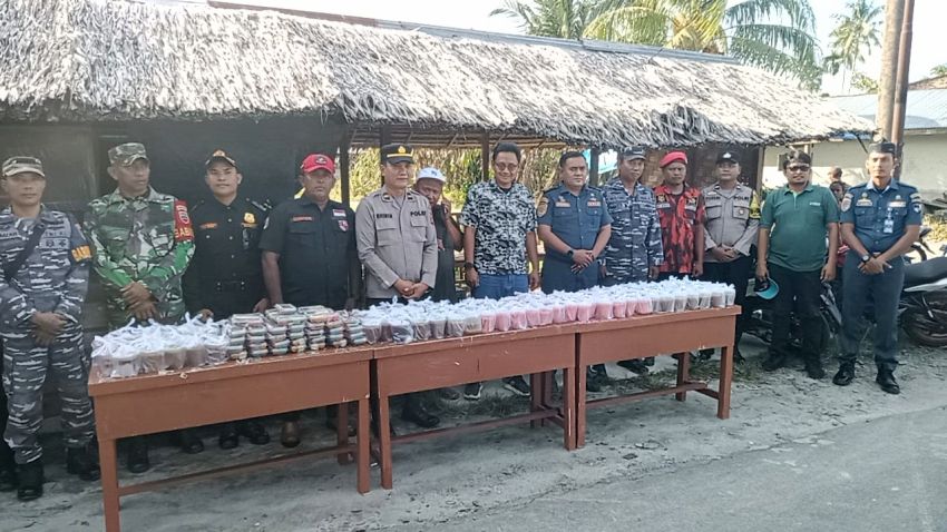 TNI&ndash;Polri, PTPN Adolina, Ormas dan Wartawan Berbagi Takjil di Pantai Cermin